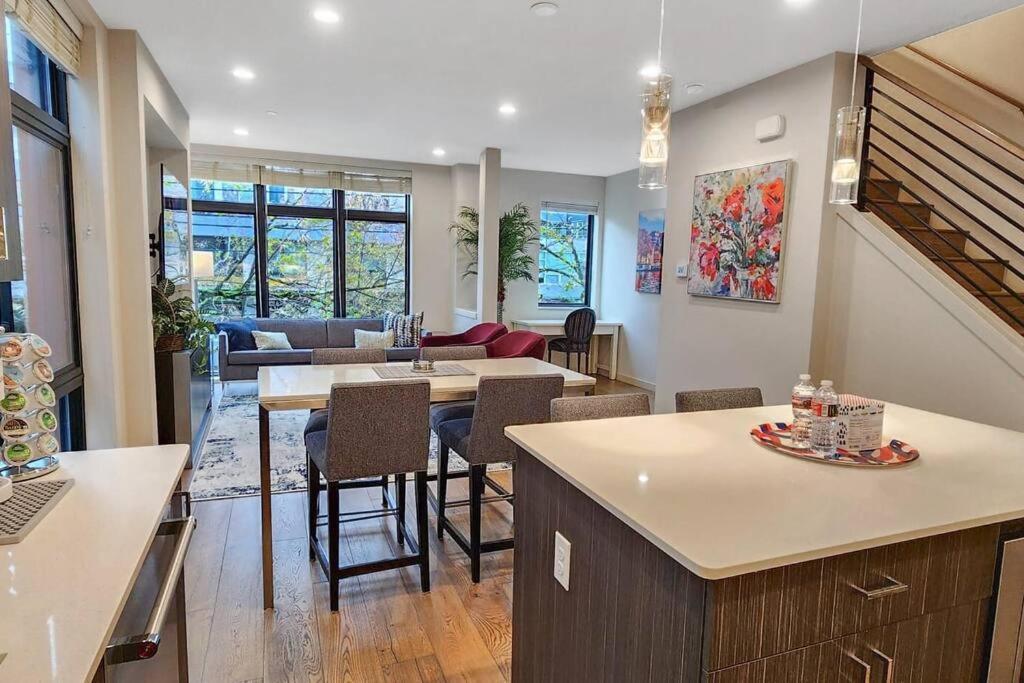 Hébergement de vacances West Seattle's Modern Townhome *
